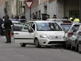 Imagen del coche de los supuestos secuestradores de Getafe accidentado en la confluencia de la calle de Vara del Rey con la calle de Canarias de Madrid.