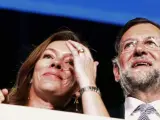 Mariano Rajoy, acompañado por su esposa Elvira Fernández, el pasado domingo, en la sede de los populares, en la madrileña calle Génova.