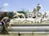 Un operario en la fuente de La Cibeles en Madrid.