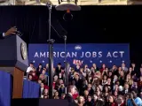 El presidente estadounidense, Barack Obama, pronuncia un discurso sobre su plan de creación de empleo en el instituto Manchester Central de Manchester (New Hampshire)