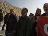 Un grupo de trabajadores del metal gritan ante el parlamento griego, durante la manifestación.