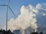 Una turbina de energía eólica, frente a las torres de una central eléctrica en Jaenschwalde, Alemania.