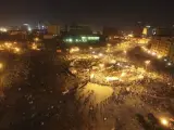 La plaza Tahrir, de noche, llena de manifestantes.