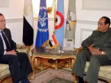 El mariscal egipcio Mohamed Hussein Tantawi (derecha), durante una reunión con el ex primer ministro Kamal Ganzuri.