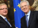 El comisario europeo de Asuntos Económicos, Olli Rehn (i) y el primer ministro italiano Mario Monti en un momento de la reunión de este viernes en ROma.