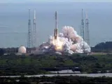 Lanzamiento del cohete Atlas V, desde Cabo Cañaveral en Florida, EE UU. A bordo viaja el "Curiosity", el robot mejor equipado hasta la fecha para la exploración espacial, con destino a Marte.