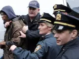 Policías arrestan a un manifestantes del movimiento "Ocupa Wall Street" el jueves 17 de noviembre de 2011, en Union Square, cerca de las Instalaciones de la Bolsa de Nueva York (NY, EE.UU.).