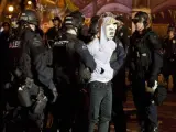 La policía detiene a un miembro de 'Occupy Los Angeles' en el campamento de protesta, levantado por el movimiento hace casi dos meses.