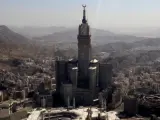 Imagen tomada desde un helicóptero del edificio bautizado como The Makkah Clock Royal Tower y las tiendas de capañas de los peregrinos en Mina, cerca de Mecca, durante la peregrinación del Hajj, en Arabia Saudi.