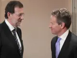 El presidente del PP, Mariano Rajoy, con el secretario del Tesoro de EE UU, Timothy Geithner, en Marsella.