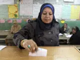 Una votante egipcia deposita su voto en un colegio electoral el martes 6 de diciembre de 2011 en El Cairo (Egipto) en la segunda jornada de la segunda vuelta de la primera etapa de los comicios legislativos.