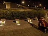 Un estudiante hace un homenaje personal a las víctimas del asesinato en Virginia Tech.