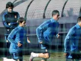 l segundo entrenador del Real Madrid, Aitor Karanka (i, detrás), sigue las evoluciones de los jugadores Antonio Martínez (i), Cristiano Ronaldo (2d), Oscar Plano (d).