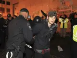 Oficiales del departamento de policía de Boston durante la detención de 'indignados' del movimiento 'Occupy Boston'.