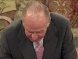 El rey Juan Carlos, firmando la reforma constitucional.