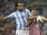 Ruud Van Nistelrooy y Mané luchan por un balón durante el Málaga - Getafe.