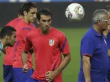 El técnico del Atlético de Madrid, Gregorio Manzano (d), y el jugador uruguayo Diego Godín (c).