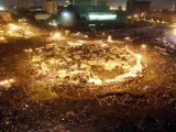 La revolución árabe toma Egipto el 28 de enero, que será recordado como su 'viernes de la ira'. Tras una jornada de violentas protestas contra el régimen del presidente Hosni Mubarak, se anuncia la disolución del Gobierno del país.