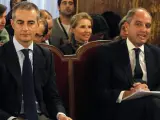 El expresidente de la Generalitat, Francisco Camps, y el exsecretario regional del PP, Ricardo Costa, en una sesión del 'caso de los trajes'.
