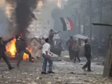 Manifestantes lanzan piedras a las fuerzas de seguridad egipcias durante la protesta en El Cairo, Egipto.