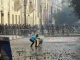 Un manifestante lanza piedras a soldados egipcios durante unos enfrentamientos en El Cairo, Egipto.
