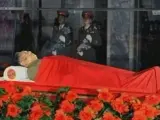 Imagene del cuerpo de Kim Jong-il en su velatorio, emitidas por la televisión coreana.