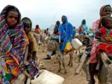 Un grupo de mujeres y niños de Darfur.