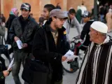 Seguidores del Movimiento 20 de febrero distribuyen propaganda en Rabat, Marruecos.