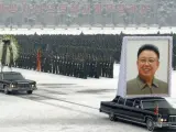 Imagen facilitada por la agencia de noticias norcoreana (KCNA) el miércoles 28 de diciembre de 2011, que muestra el cortejo fúnebre que acompaña al féretro del fallecido Kim Jong-il por las principales vías de Pyongyang.