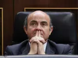 El ministro de Economía, Luis de Guindos, antes de la sesión de apertura de la X legislatura que presidieron los Reyes en el Congreso.