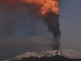 El Etna, fotografiado este jueves en plena erupción.