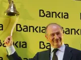 El presidente de Bankia, Rodrigo Rato, da el tradicional toque de campana en el inicio de la negociación en Bolsa de las acciones del grupo.