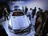 Varias personas observan el nuevo modelo de la línea de Mercedes-Benz SL que se exhibe en la Feria Internacional del Automóvil de EEUU, en Detroit, Michigan, una de las ferias más grandes del país que se realiza hasta el 22 de enero.