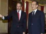 El secretario del Tesoro de EE UU, Timothy Geithner conversa con el primer ministro chino, Wen Jiabao.