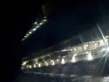 Vista del crucero Costa Concordia instantes después del accidente.
