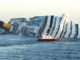 Vista del crucero Costa Concordia escorado 80 grados en aguas de la isla italiana de Giglio, en el norte de Italia.