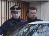 Imagen fechada el día 14 de enero en la que se ve al capitán del crucero 'Costa Concordia', Francesco Schettino, entrando a un vehículo policial en Grosseto.