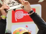 Nani Roma celebra el podio en el Dakar.