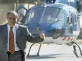 El conseller catalán de Interior, Felip Puig, llega en helicóptero al Parlament durante el cerco de los indignados.