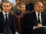 El expresidente de la Generalitat, Francisco Camps, y el exsecretario regional del PP, Ricardo Costa, en una sesión del 'caso de los trajes'.