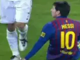 El defensa del Real Madrid 'Pepe' pega un pisotón a Messi en el transcurso del partido Real Madrid-Barcelona de cuartos de Copa del Rey.