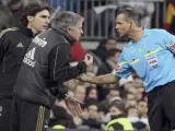 Mourinho y Karanka protestan al árbitro.