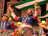 Una comparsa del Carnaval de Cádiz cantando en el Teatro Falla