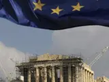 Fotografía de archivo del Partenón en la Acrópolis de Atenas (Grecia) con una bandera de la Unión Europea.
