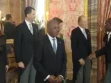El diplomático congoleño se aleja sin estrechar la mano de Doña Letizia.