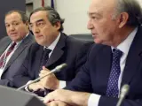El presidente de la CEOE, Juan Rosell (c), junto al secretario, José María Lacasa (d), y al presidente de CEPYME, Jesús Terciado (i).
