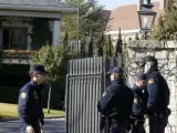 Varios agentes de la Policía Nacional custodian la entrada del domicilio madrileño de la familia Ruiz-Mateos donde se ha efectuado un registro por orden de la Audiencia Nacional.