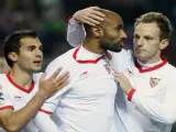 El delantero malí del Sevilla, Frederic Kanouté (c), es felicitado por sus compañeros, el croata Ivan Rakitik (d) y el argentino Emiliano Armenteros.