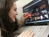 Una chica mira la página web de Filmin.