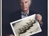 Jeff Wiedener sostiene la famosa foto del hombre ante los tanques que hizo en la plaza de Tian'anmen en 1989